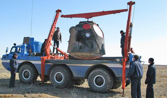 Le squadre Emercom per il recupero degli astronauti 2 Una prova di carico con una capsula Soyuz issata mediante un sistema appositamente progettato su un autocarro anfibio ZIL-4906.